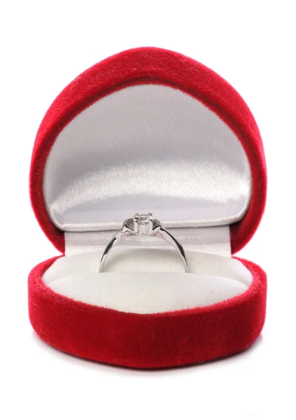 Кольцо на День Святого Валентина с коробкой сердца — стоковое фото