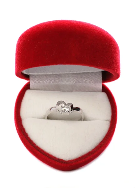 Кольцо на День Святого Валентина с коробкой сердца — стоковое фото