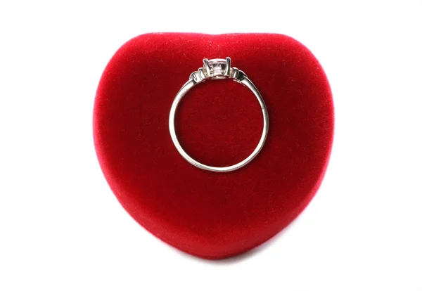 Valentinstag Ring mit Herzschachtel — Stockfoto