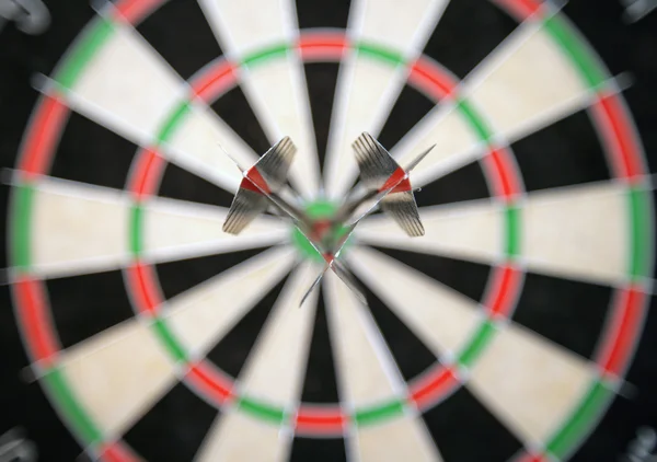 Três dardos em bullseye — Fotografia de Stock