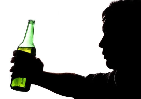 Muž držící láhev piva — Stock fotografie