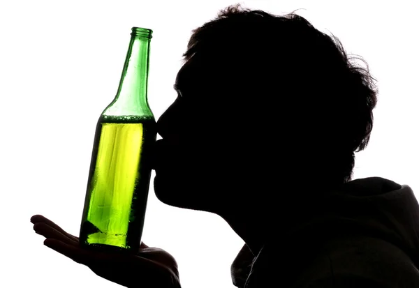 Homem beijando garrafa de cerveja — Fotografia de Stock