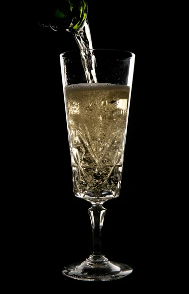Champanhe sendo derramado em vidro de cristal — Fotografia de Stock
