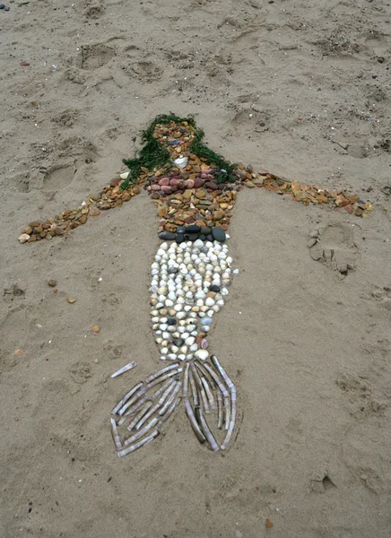 Sirena construida en la playa con piedras y conchas — Foto de Stock