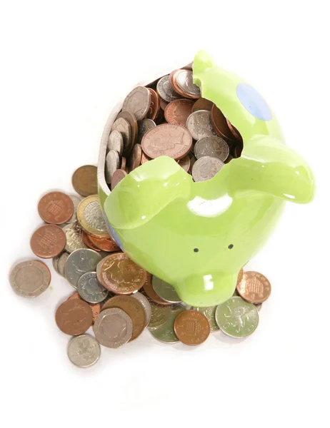 警方捣破的猪存钱罐 moneybox 与英国货币硬币 — 图库照片