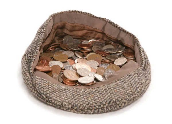 Монети в старій шапці — стокове фото