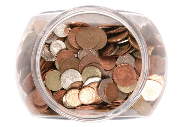 Банка с монетами Великобритании, взятая в студии — стоковое фото