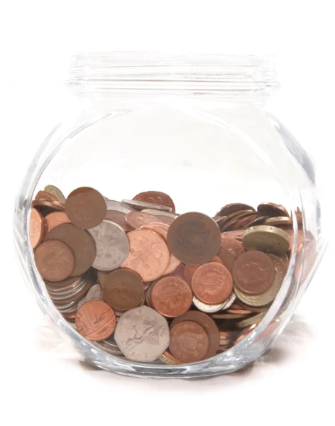 Банку с вырезанными монетами Великобритании — стоковое фото