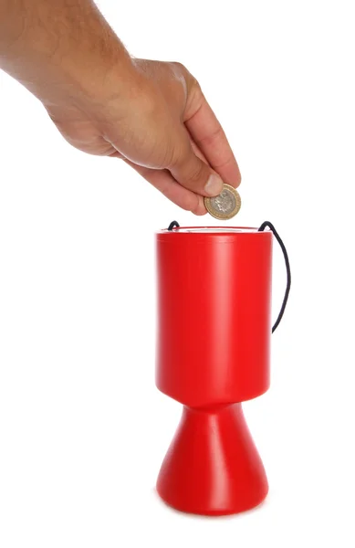 Man donera två pounds till välgörenhet — Stockfoto