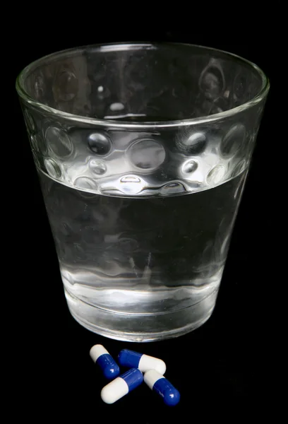 Vaso de agua y medicamentos — Foto de Stock