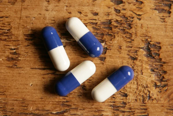 Mucchio di pillole blu e bianche — Foto Stock