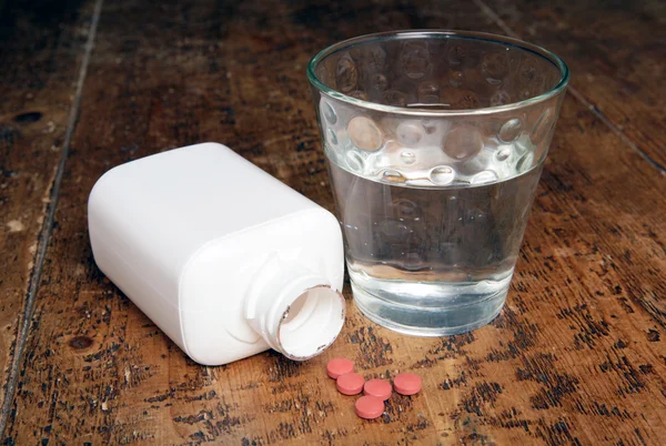 Vaso de agua con vitaminas — Foto de Stock
