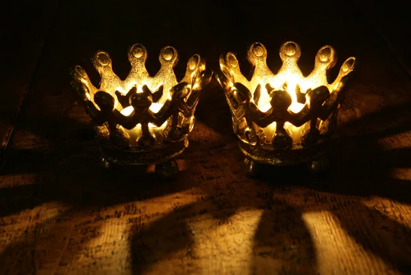 Twee kroon kaarsen stilleven portret — Stockfoto