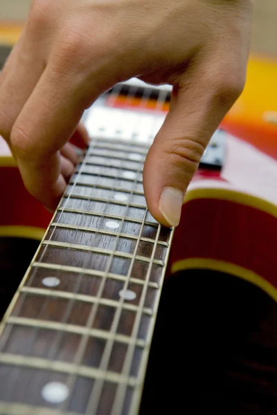 Gitarre aus nächster Nähe spielen — Stockfoto