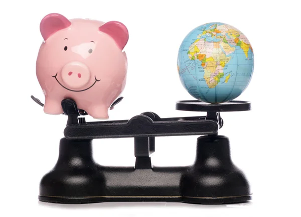 Piggybank y globo en escalas —  Fotos de Stock