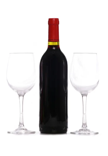 Garrafa de vinho tinto com dois copos de vinho — Fotografia de Stock