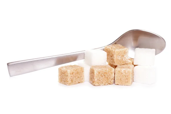 Zuckerwürfel und Teelöffel — Stockfoto