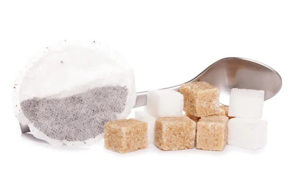 Zucchero cubetti bustina di tè e cucchiaio — Foto Stock
