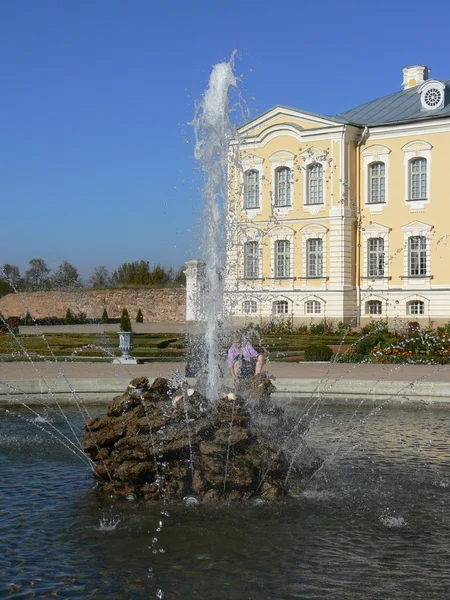一座宫殿的喷泉 — 图库照片