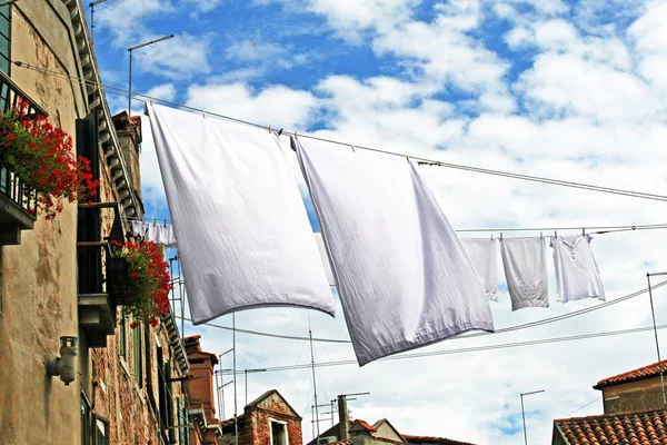 Clothes hanging out to dry on a canal in Venice — Stock Photo, Image