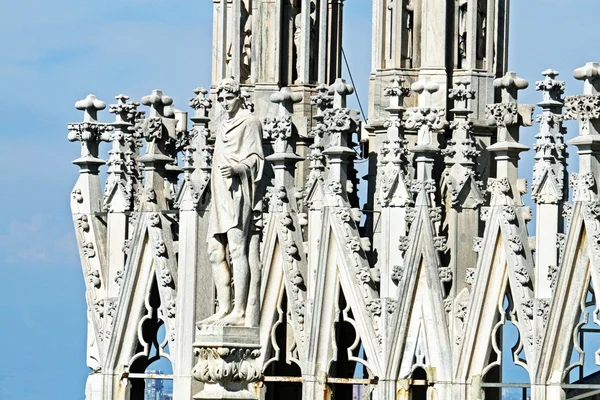Milano duomo heykeli ile spires detay — Stok fotoğraf