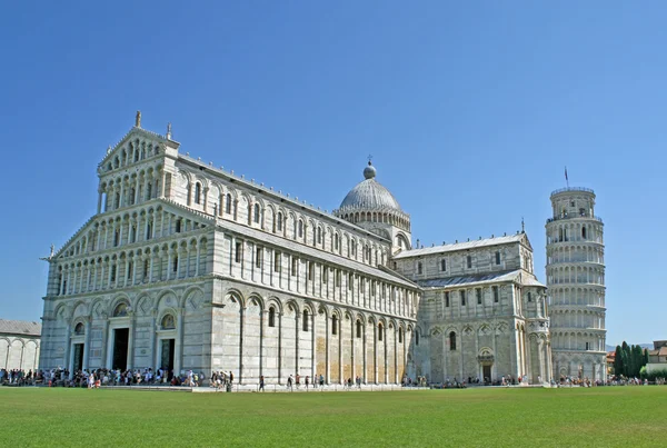 Piazza dei miracoli mit Dom und Turm von Pisa — Stockfoto