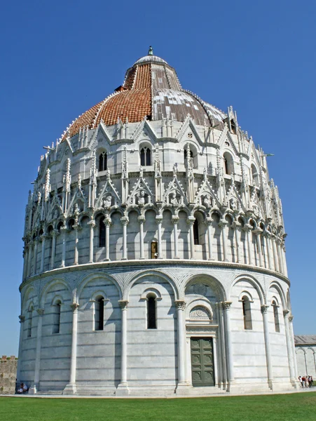 Baptistery next to the tower of Pisa in Piazza dei Miracoli — Stock Photo, Image