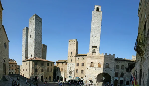 De stad van san gimignano in Toscane met hoge toren — Stockfoto