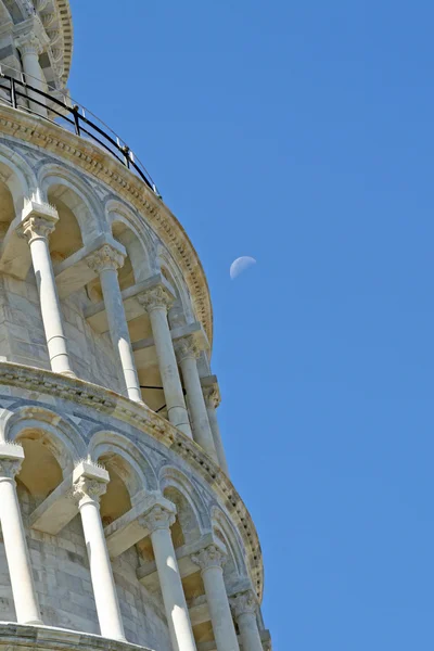 Torre inclinada de Pisa e a lua no céu — Fotografia de Stock