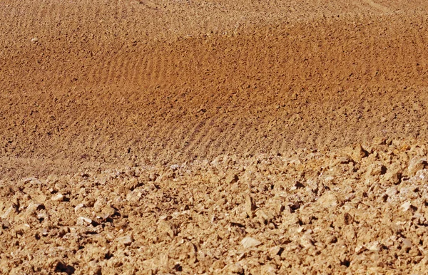 필드 시에 붉은 흙을 plowing — 스톡 사진