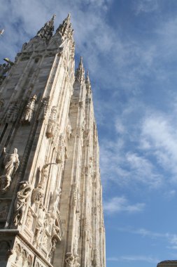 Beyaz kulenin katedral, milan ve mavi gökyüzü