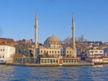 Türk Camii Boğaziçi'nin su yansıtır.