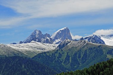 val di fassa, İtalya için dolomites dağlarının görünümü