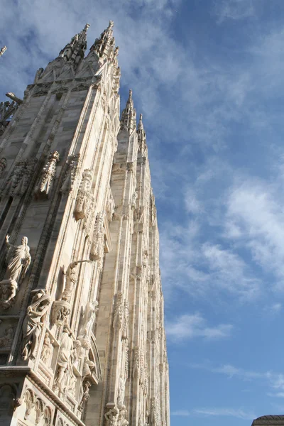 Witte spits van de kathedraal van Milaan en de blauwe hemel — Stockfoto