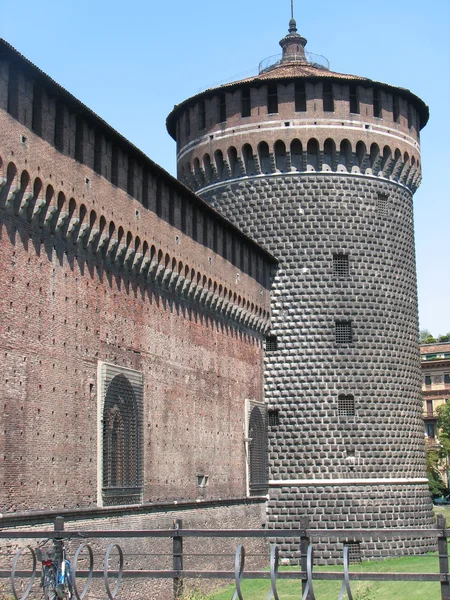 室内的斯福尔扎城堡和塔 sforza 在米兰 — 图库照片