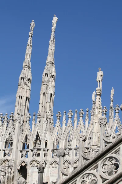 푸른 하늘과 밀라노의 대성당의 흰색 첨탑 — 스톡 사진