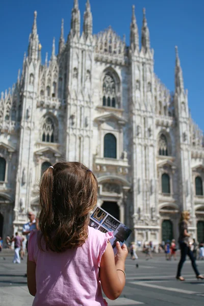 Menina que admira a catedral de Milão e seus altos picos — Fotografia de Stock