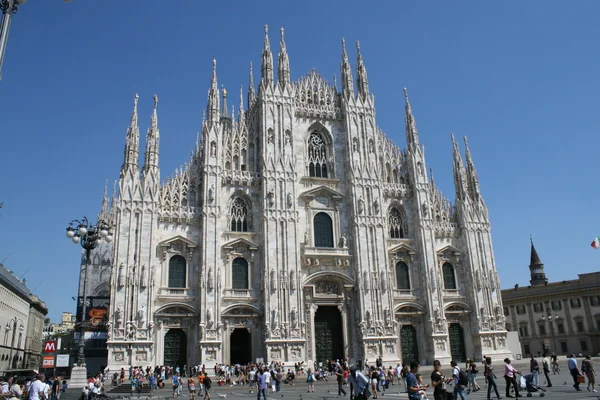 Vit fasad framför katedralen i Milano med höga toppar — Stockfoto