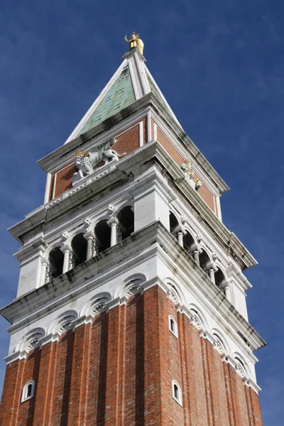 Blendung in einer Pfütze des Glockenturms von Venedig — Stockfoto