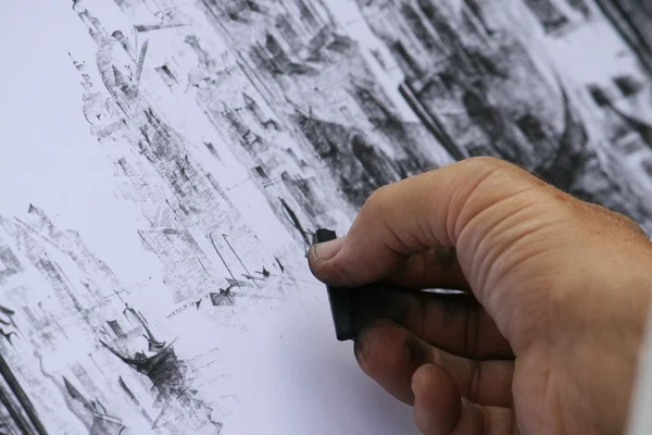 Main d'un artiste routier qu'il conçoit avec le charbon — Photo