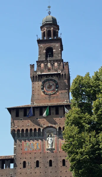 Torre de ladrillo del castillo sforzesco en Milán —  Fotos de Stock