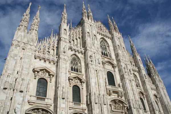 Белый Миланский собор в готическом итальянском стиле — стоковое фото