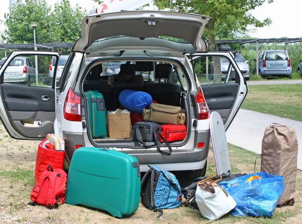 Carro familiar cheio de bagagem pronto para as férias — Fotografia de Stock