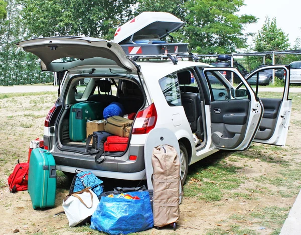 Семейный автомобиль с багажом едет в отпуск — стоковое фото