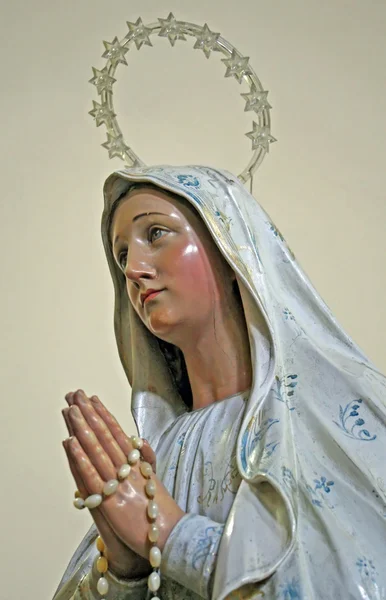 Статуя Мадонни в молитві католицької церкви італійською мовою — стокове фото