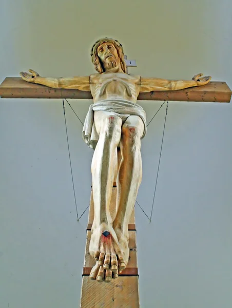 Puinen suuri krusifiksi Italian katolisessa kirkossa — kuvapankkivalokuva