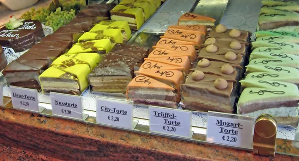 Pasteles y pasteles para la venta en una pastelería austriaca — Foto de Stock