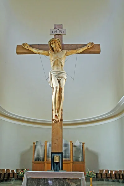 Großes hölzernes Kruzifix in einer italienischen katholischen Kirche — Stockfoto