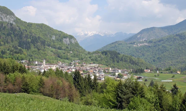 Raveo pequeño pueblo famoso por las galletas en las montañas de Friuli — Foto de Stock
