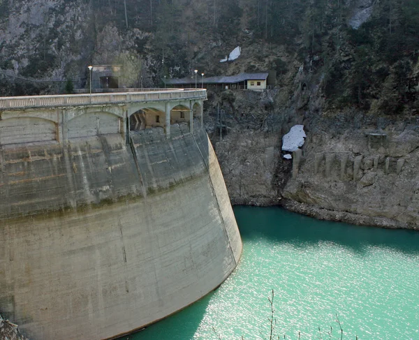 汚染のないクリーンな電力の生産のためのダム — ストック写真